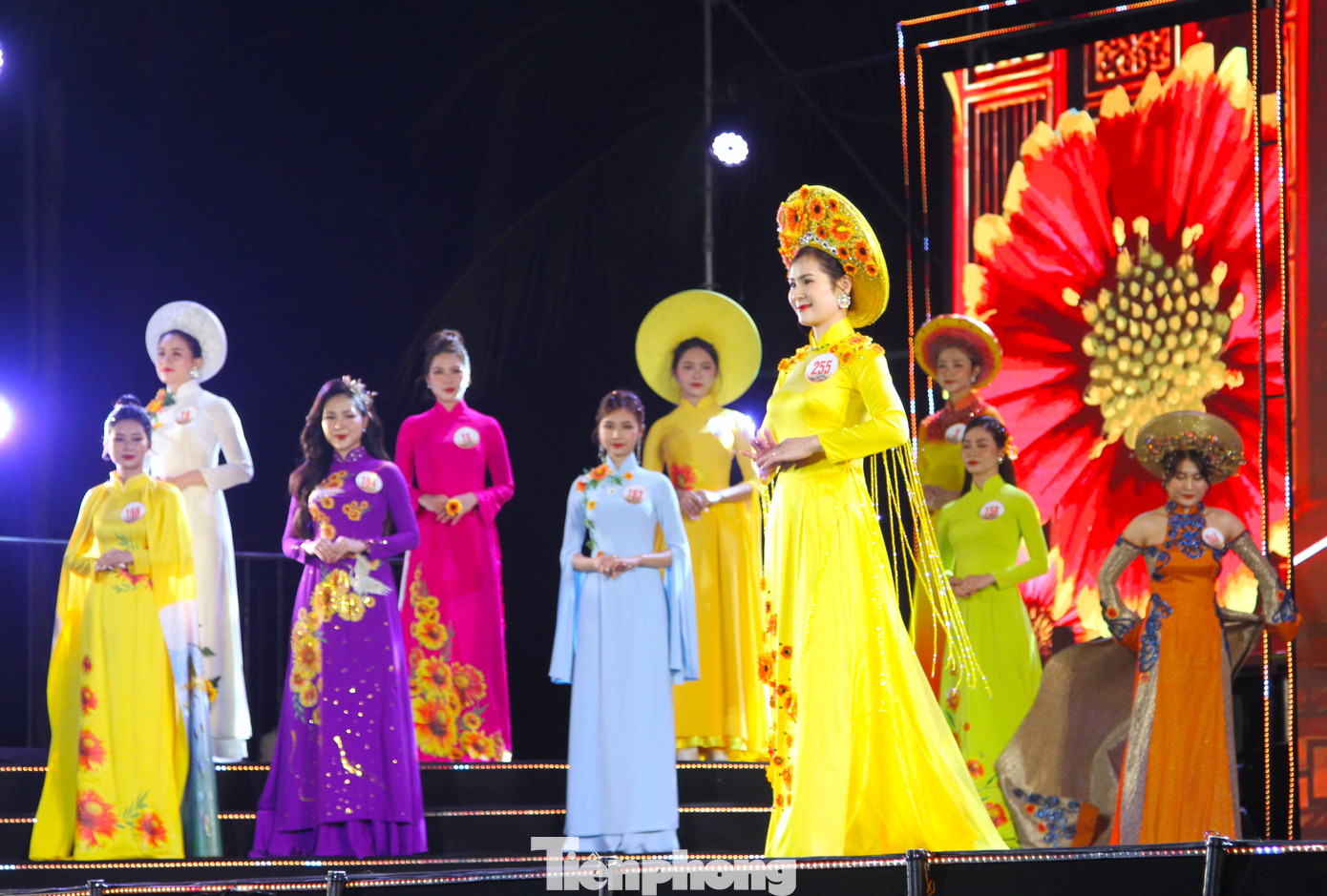 Ở đêm chung kết, Lễ hội được tổ chức trực tiếp dưới hình thức festival áo dài. Các thí sinh lần lượt trải qua 3 phần thi trình diễn áo dài hoa cúc biển, ứng xử và phần thi năng khiếu.