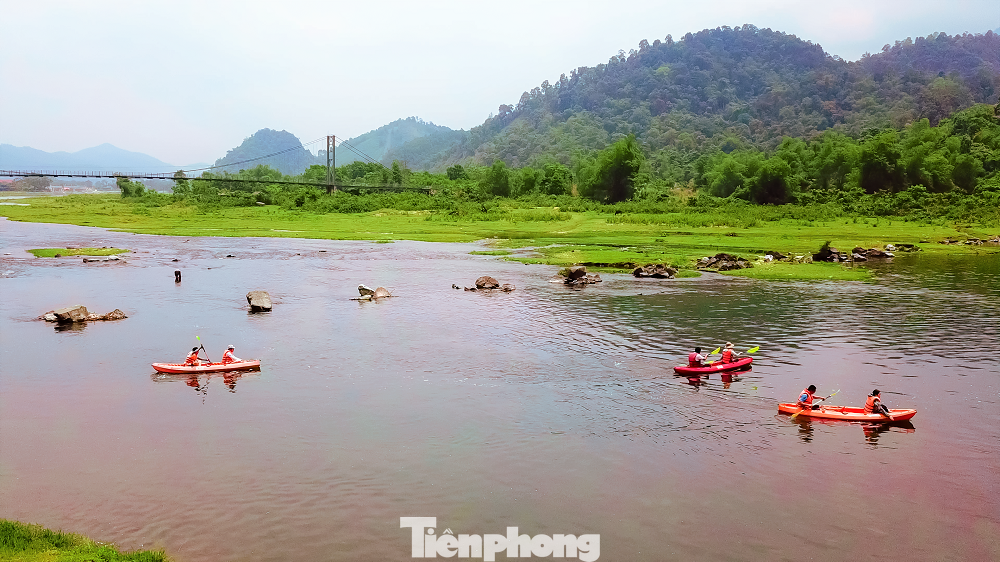 Bơi thuyền trên sông Giăng cũng là một trải nghiệm lí thú của những người yêu sông nước.