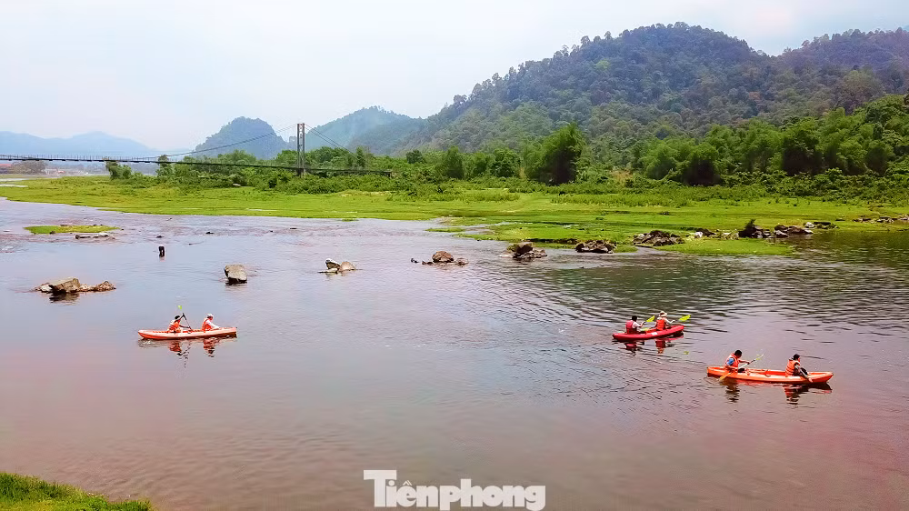 Bơi thuyền trên sông Giăng cũng là một trải nghiệm lí thú của những người yêu sông nước.