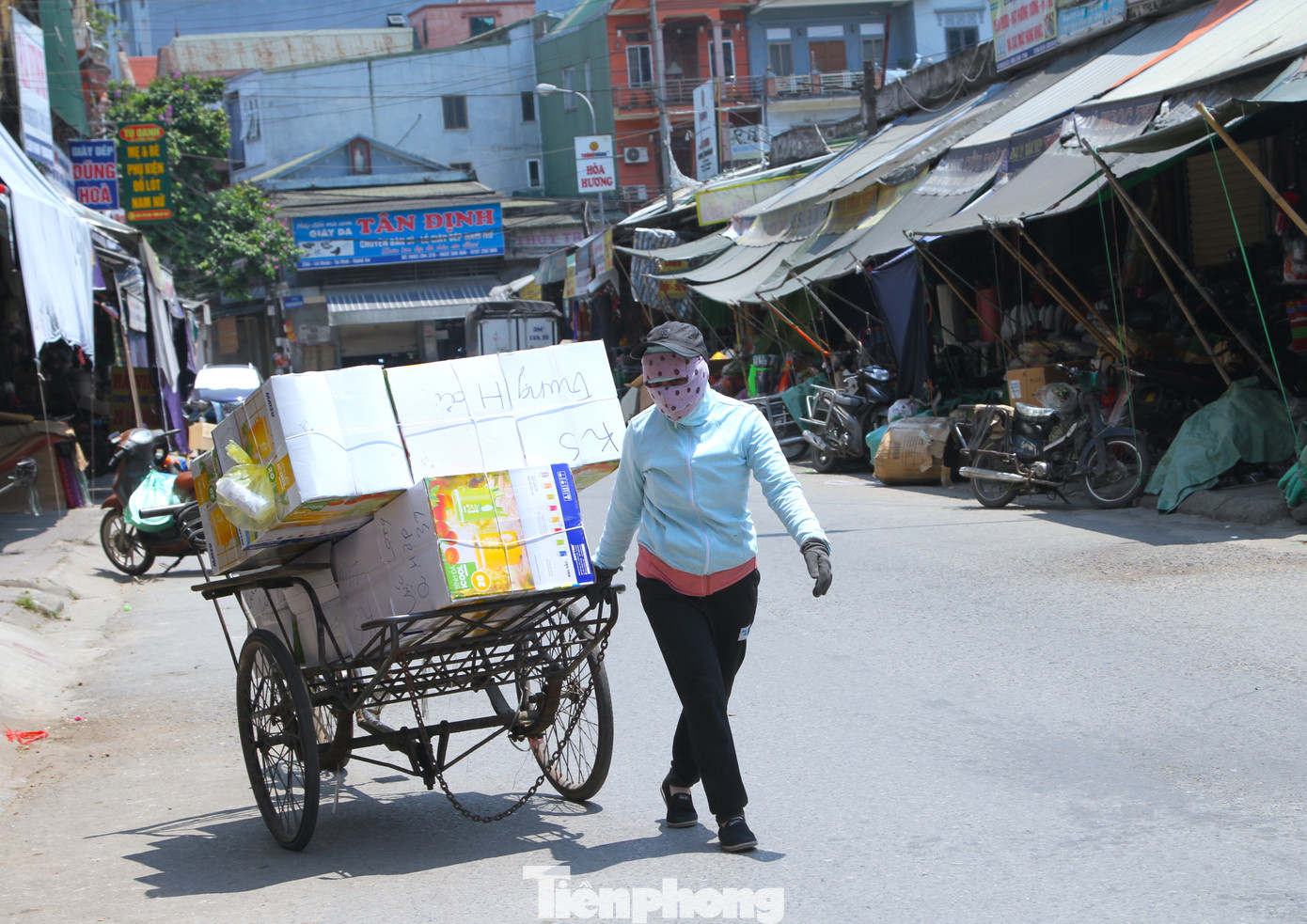 Giữa trưa nắng nóng gay gắt nhất nhưng để kịp đóng hàng cho khách, nhiều đại lý vẫn làm việc và thuê các lao động vận chuyển hàng.