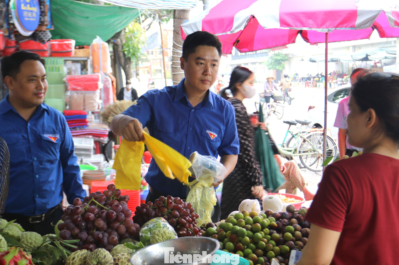 Được trực tiếp nghe tuyên truyền, nhiều tiểu thương hiểu được sự nguy hiểm, độc hại khi sử dụng túi nilon thông thường.
