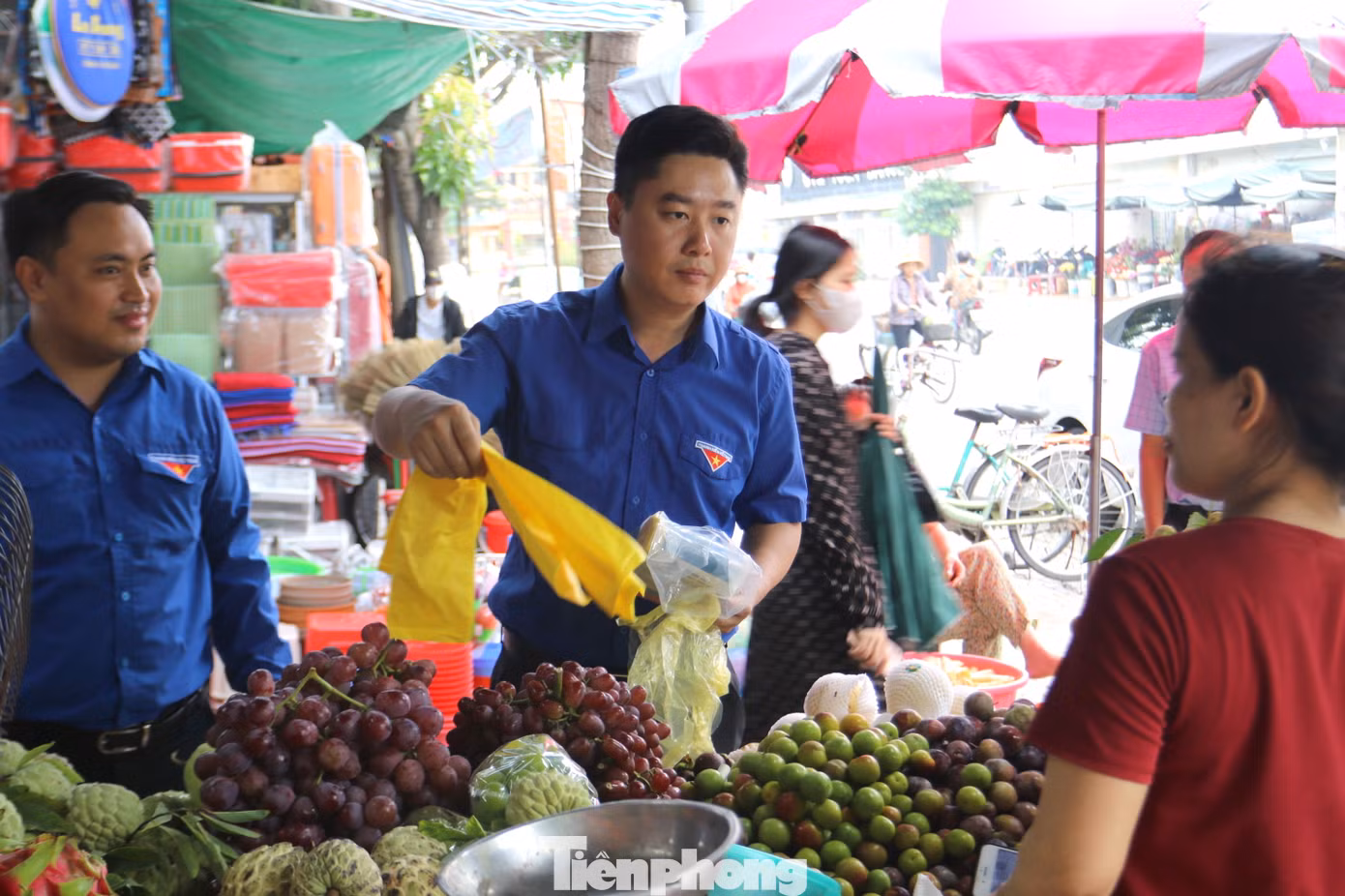 Được trực tiếp nghe tuyên truyền, nhiều tiểu thương hiểu được sự nguy hiểm, độc hại khi sử dụng túi nilon thông thường.