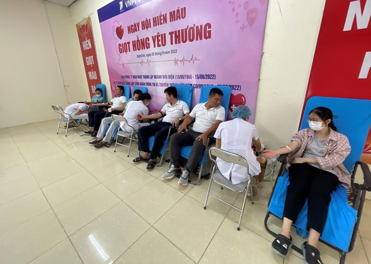 Bác sĩ CKII Nguyễn Đinh Khuê - Giám đốc Trung tâm Huyết học Truyền máu tỉnh Nghệ An cho biết: “Hoạt động của CLB Tennis báo chí Nghệ An nói riêng và phóng viên, nhà báo trên địa bàn tỉnh Nghệ An nói chung, đã hỗ trợ cho những người bệnh một nguồn máu chữa bệnh vô cùng quý giá. Ngoài ra, đây là những nghĩa cử và tình cảm chia ngọt sẻ bùi có ý nghĩa động viên to lớn về tinh thần để hỗ trợ những người bệnh vượt qua giai đoạn khó khăn”.