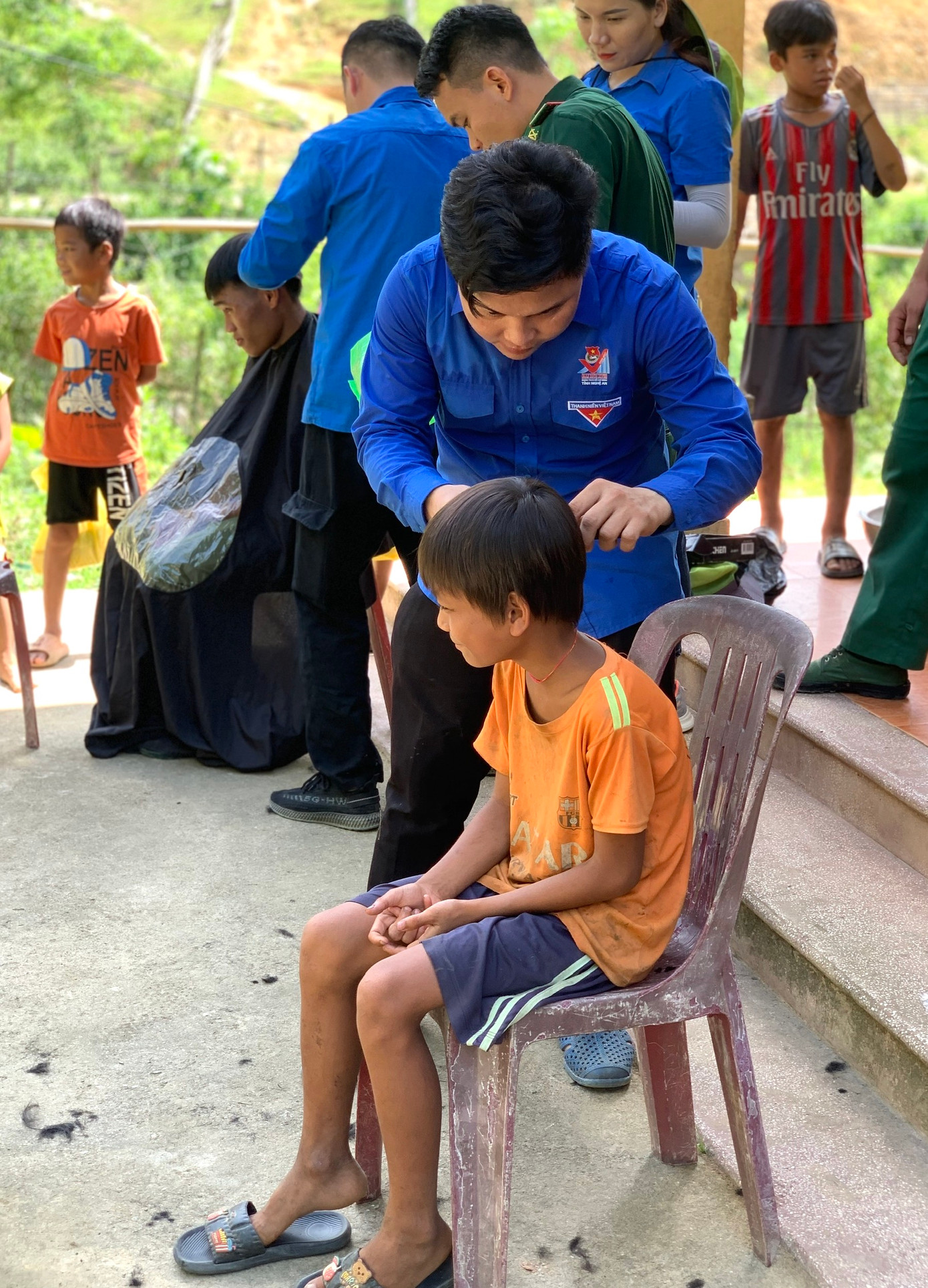 Hơn 20 đoàn viên, thanh niên của huyện cũng đã phối hợp với lực lượng Biên phòng tại Đồn Biên phòng Môn Sơn, Công an xã và lực lượng Kiểm lâm trên địa bàn tiến hành cắt tóc, gội đầu diệt chí, tặng dầu gội cho các em thiếu nhi và người dân địa phương.
