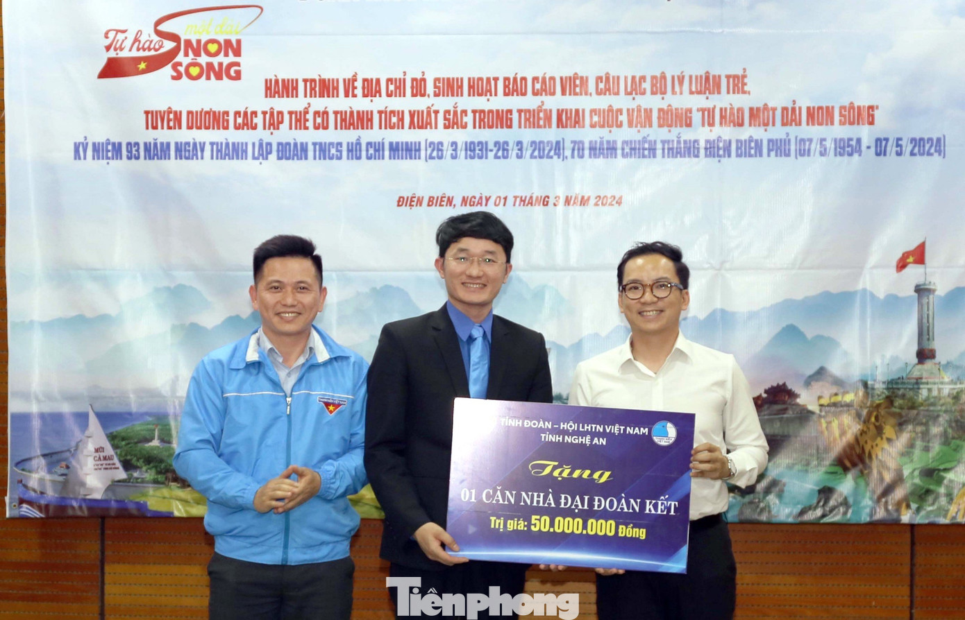 Tỉnh đoàn, Hội Liên hiệp Thanh niên tỉnh Nghệ An trao tặng 1 căn nhà đại đoàn kết trị giá 50 triệu đồng cho gia đình có hoàn cảnh khó khăn trên địa bàn tỉnh Điện Biên.