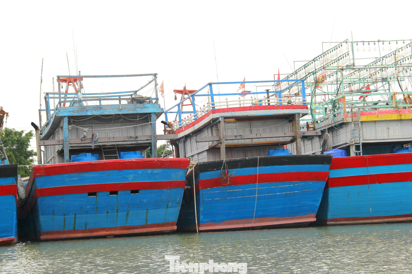 Ông Trần Xuân Học, Phó giám đốc Sở NN&PTNT tỉnh Nghệ An cho biết, toàn tỉnh có hơn 3.400 tàu thuyền, trong đó có hơn 1.000 chiếc công suất lớn, đánh bắt xa bờ. Hai năm qua, ngư dân cũng như hoạt động nghề biển gặp nhiều khó khăn do dịch bệnh kéo dài, giá nguyên liệu tăng cao, ngư trường đánh bắt cá bị thu hẹp… Ông Trần Xuân Học, Phó giám đốc Sở NN&PTNT tỉnh Nghệ An cho biết, toàn tỉnh có hơn 3.400 tàu thuyền, trong đó có hơn 1.000 chiếc công suất lớn, đánh bắt xa bờ. Hai năm qua, ngư dân cũng như hoạt động nghề biển gặp nhiều khó khăn do dịch bệnh kéo dài, giá nguyên liệu tăng cao, ngư trường đánh bắt cá bị thu hẹp…