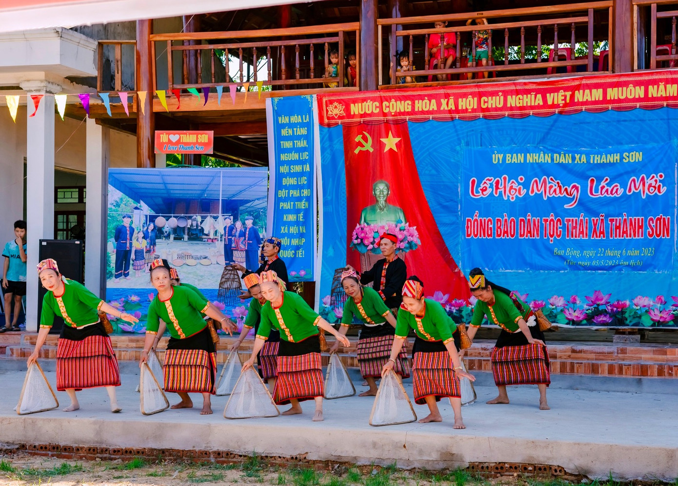 Ông Đào Anh Tân - Chủ tịch UBND xã Thành Sơn (huyện Anh Sơn, Nghệ An) cho biết xã này vừa tổ chức lễ hội mừng lúa mới cho bà con đồng bào dân tộc Thái sinh sống trên địa bàn xã. Trước đây lễ hội được tổ chức 2 ngày gồm phần lễ và phần hội. Năm nay lễ hội được rút gọn chỉ tổ chức trong một ngày nhưng cũng đầy trang nghiêm, long trọng ở phần lễ và vui tươi, đặc sắc ở phần hội. Ảnh: Hạnh Phúc.