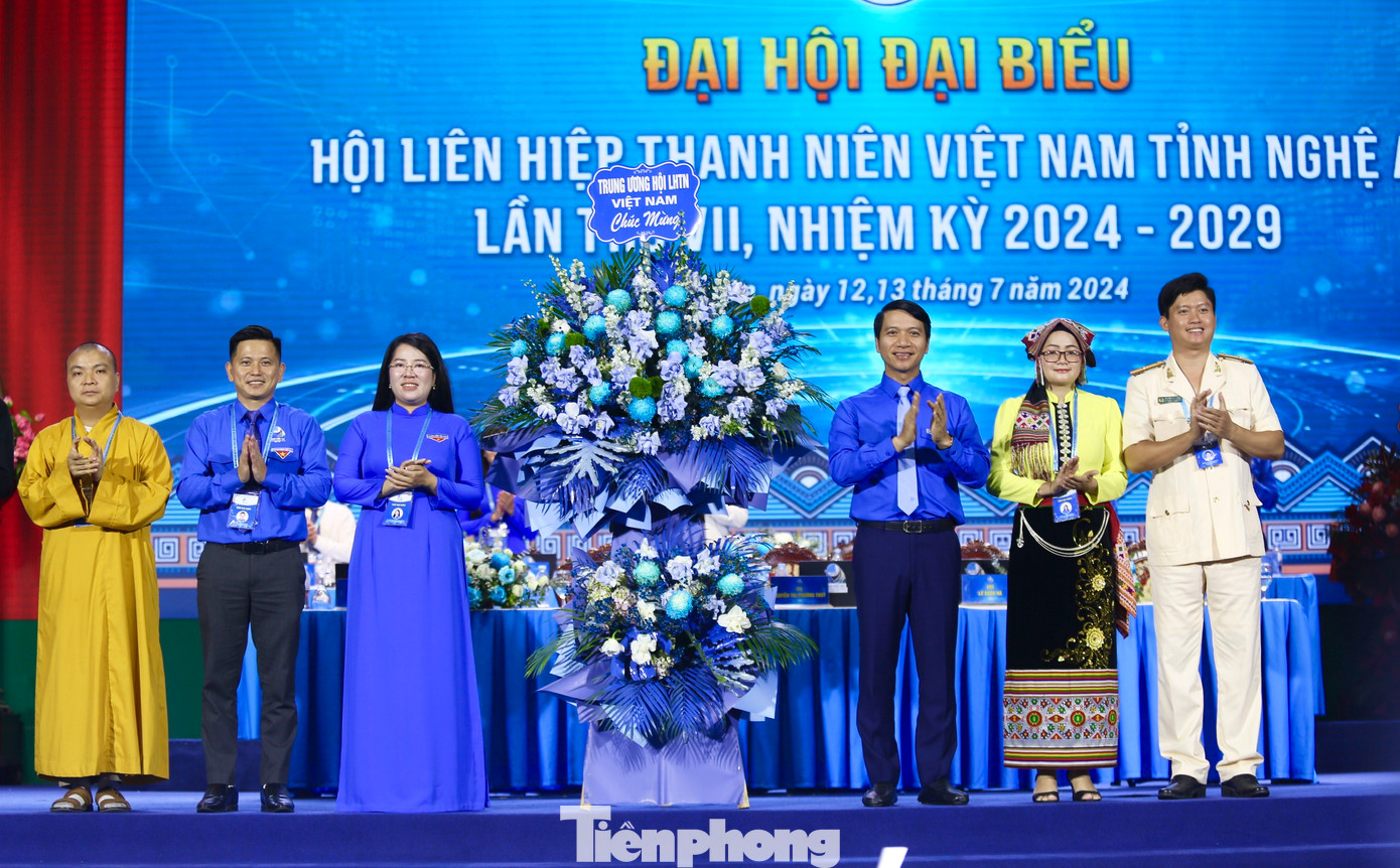 Anh Nguyễn Ngọc Lương tặng hoa chúc mừng Hội LHTN Việt Nam khóa 2024-2029. Anh Nguyễn Ngọc Lương tặng hoa chúc mừng Hội LHTN Việt Nam khóa 2024-2029.