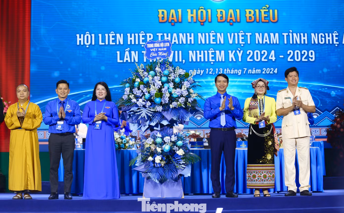Anh Nguyễn Ngọc Lương tặng hoa chúc mừng Hội LHTN Việt Nam khóa 2024-2029.