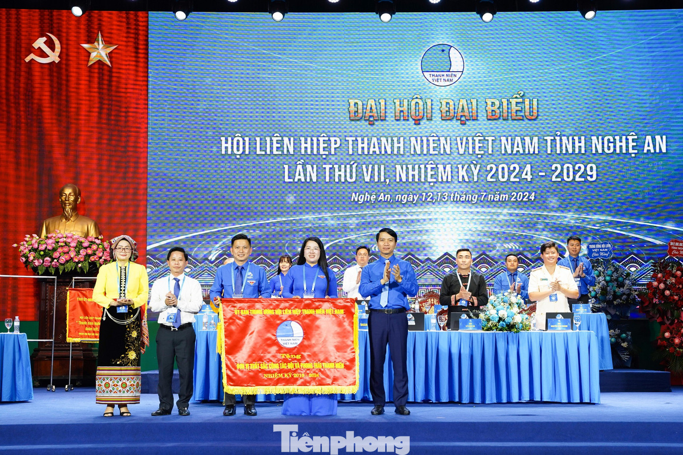 Anh Nguyễn Ngọc Lương tặng cờ Đơn vị xuất sắc công tác hội và phong trào thanh niên nhiệm kỳ 2019 - 2024 cho Hội LHTN tỉnh Nghệ An. Anh Nguyễn Ngọc Lương tặng cờ Đơn vị xuất sắc công tác hội và phong trào thanh niên nhiệm kỳ 2019 - 2024 cho Hội LHTN tỉnh Nghệ An.