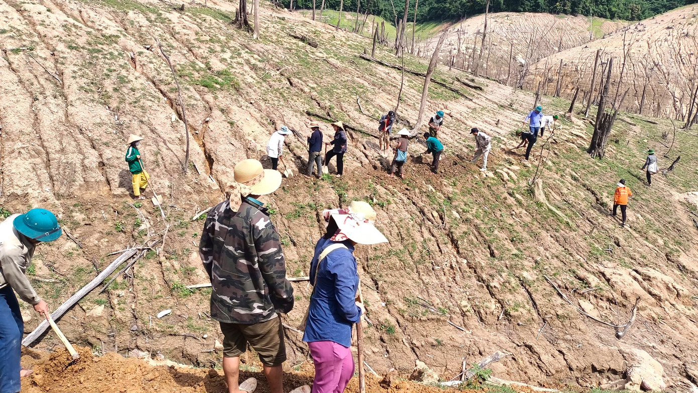 Hơn 150 người được huy động gồm cán bộ xã Hữu Khuông, đoàn viên thanh niên xã và bà con nhân dân 2 bản Pủng Bón, Con Phen đã ra quân mở đường. Hơn 150 người được huy động gồm cán bộ xã Hữu Khuông, đoàn viên thanh niên xã và bà con nhân dân 2 bản Pủng Bón, Con Phen đã ra quân mở đường.