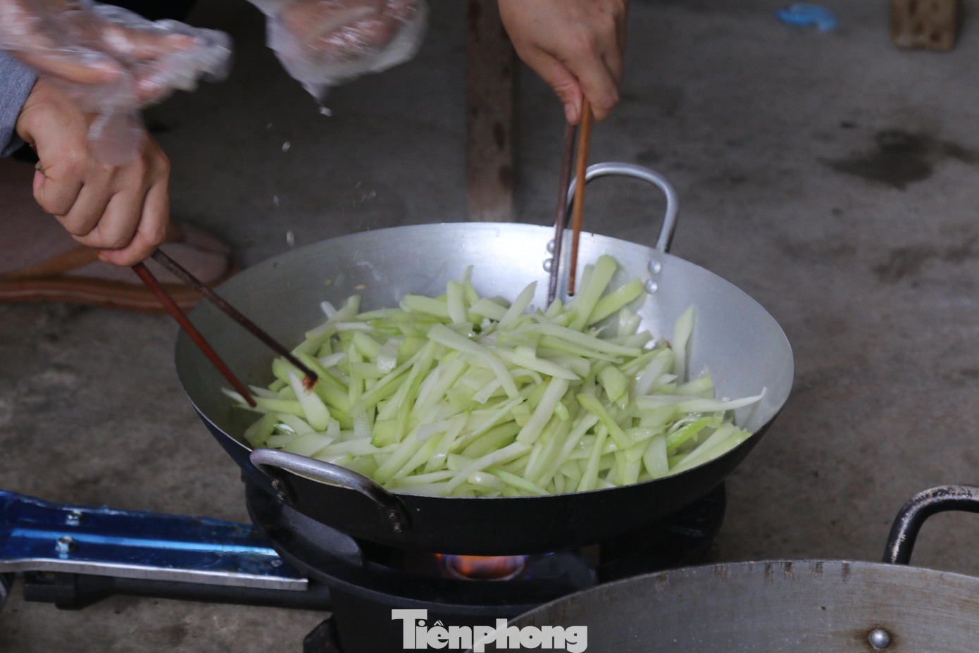 Là địa phương còn nhiều khó khăn, người dân chủ yếu là đồng bào dân tộc thiểu số như Thái, Khơ Mú... nên nguồn dự trữ thực phẩm hạn chế. Đồng lòng cùng Chiêu Lưu đẩy lùi dịch bệnh, các tổ chức, cá nhân hảo tâm đã hỗ trợ gạo, rau, củ, quả, thịt lên vùng rẻo cao này.