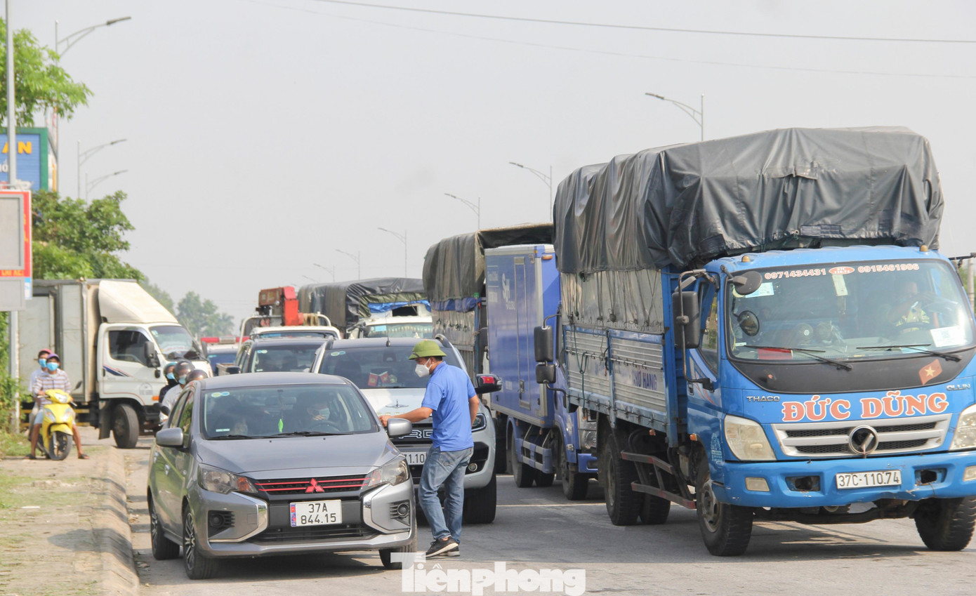 Tại Chốt kiểm soát quốc lộ 1A, đoạn qua xã Nghi Liên, thành phố Vinh, các phương tiện nối đuôi nhau vào thành phố gây ra cảnh tắc nghẽn trong thời gian dài. Tại Chốt kiểm soát quốc lộ 1A, đoạn qua xã Nghi Liên, thành phố Vinh, các phương tiện nối đuôi nhau vào thành phố gây ra cảnh tắc nghẽn trong thời gian dài.