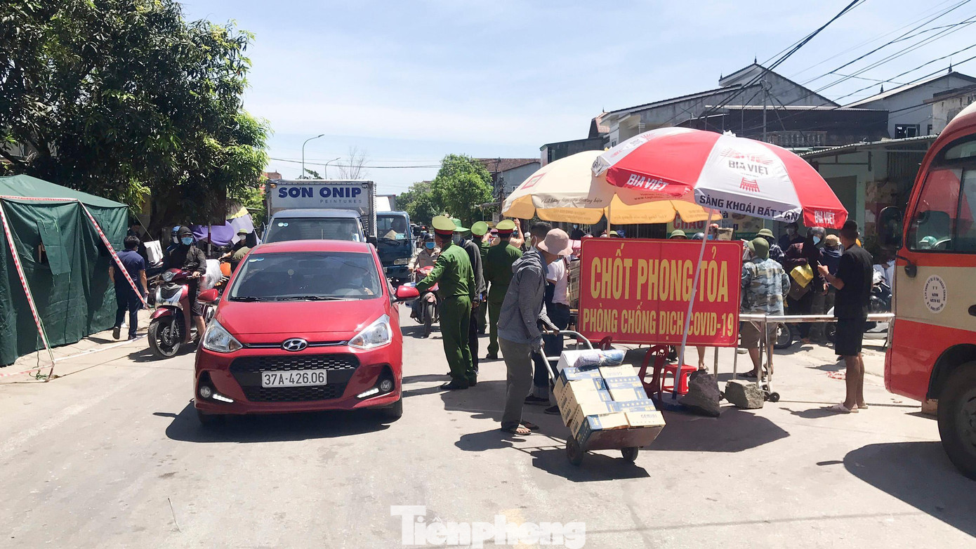 Hơn 100 cán bộ, giáo viên ngành giáo dục Nghệ An tình nguyện tăng cường đến các điểm phong tỏa. Hơn 100 cán bộ, giáo viên ngành giáo dục Nghệ An tình nguyện tăng cường đến các điểm phong tỏa.