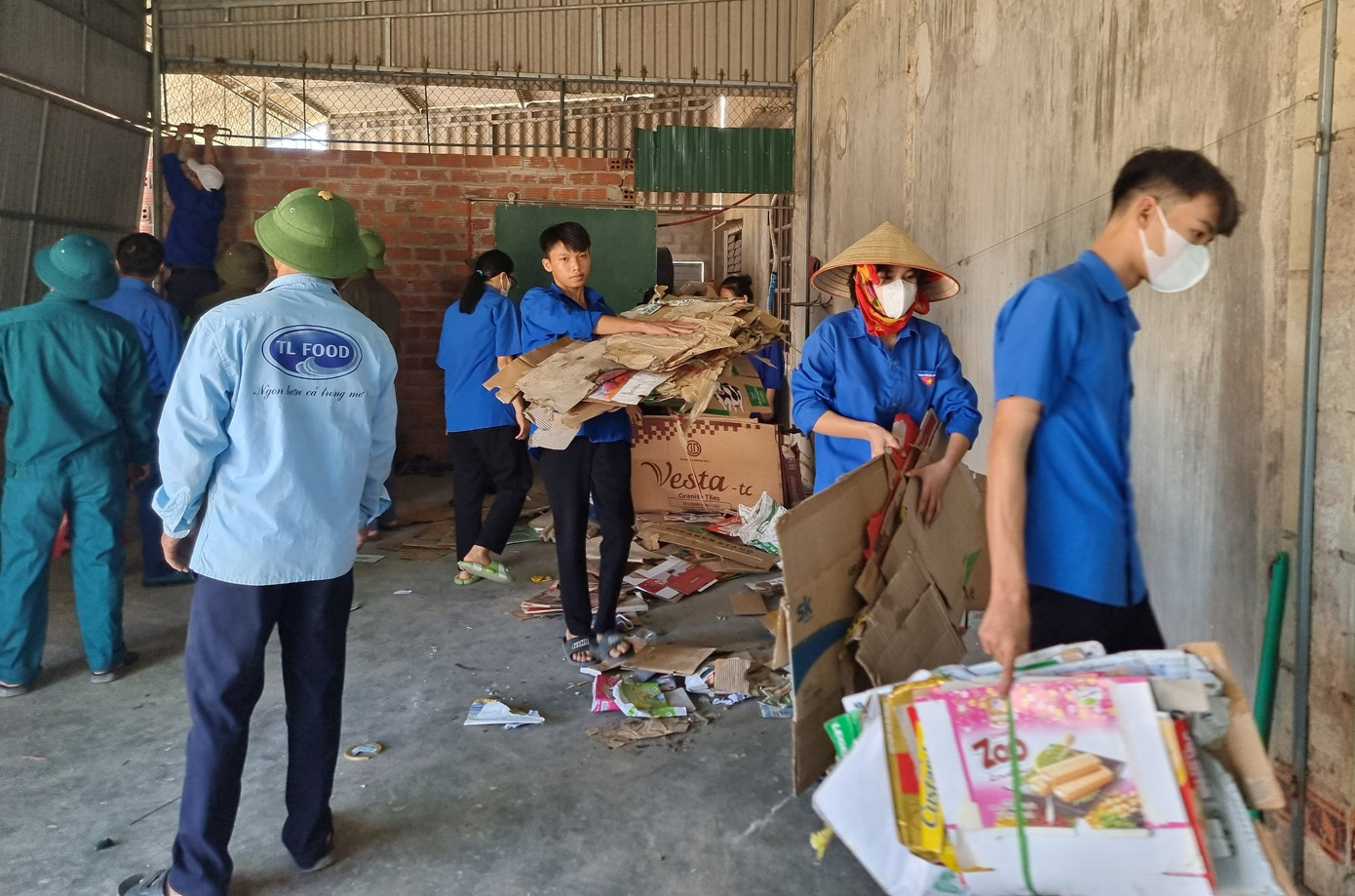 Để hỗ trợ người dân sớm di dời tài sản, xây dựng nhà cửa tại nơi ở mới, huyện Cẩm Xuyên và chính quyền các xã đã huy động các lực lượng.