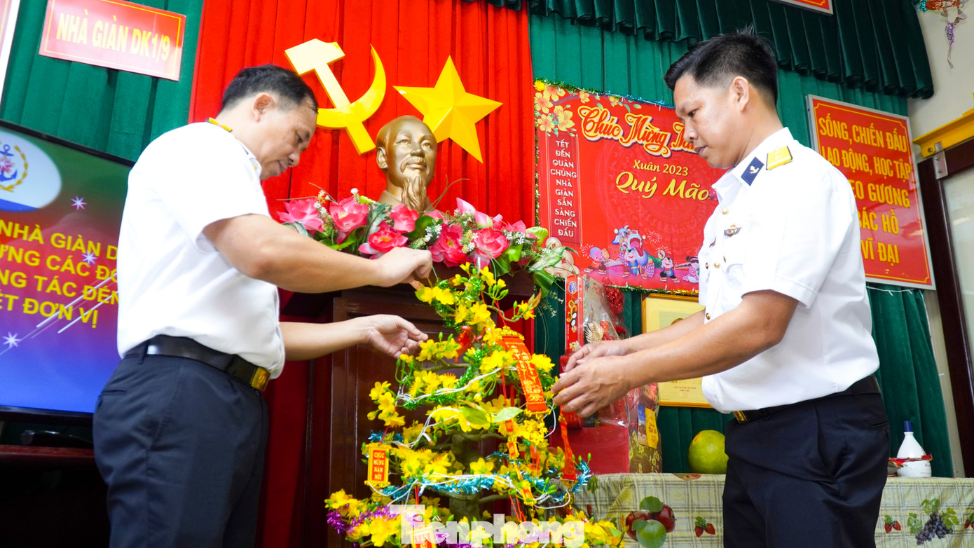 “Cấp ủy, chỉ huy Nhà giàn DK 1/9, chúng tôi xin hứa với đồng bào và nhân dân cả nước sẽ ra sức học tập, rèn luyện nâng cao bản lĩnh chính trị. Đặc biệt là tuyệt đối trung thành với Đảng, với nhân dân, với Tổ quốc, quyết tâm bảo vệ chủ quyền biển đảo thiêng liêng của Tổ quốc để sao cho đồng bào cả nước đón tết an lành, yên vui. Xin chúc mừng năm mới”, Trung tá Phan Công Phụng - Chính trị viên Nhà giàn DK 1/9 chia sẻ.
