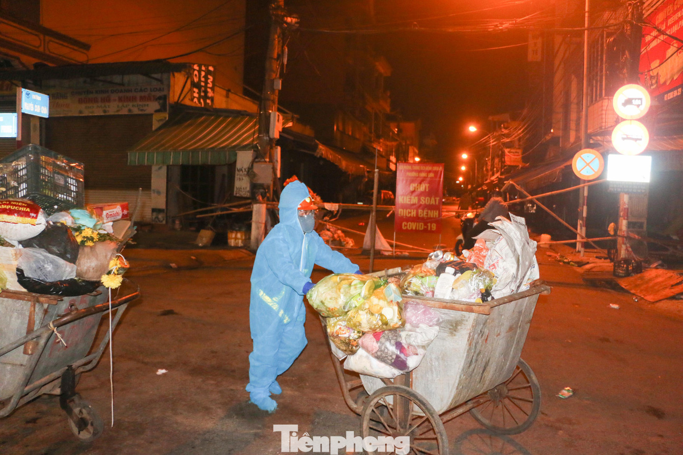 Một nữ công nhân làm việc trên đường Phan Đình Phùng (khu vực trước chợ đầu mối - ổ dịch nguy hiểm nhất tại Nghệ An). Một nữ công nhân làm việc trên đường Phan Đình Phùng (khu vực trước chợ đầu mối - ổ dịch nguy hiểm nhất tại Nghệ An).