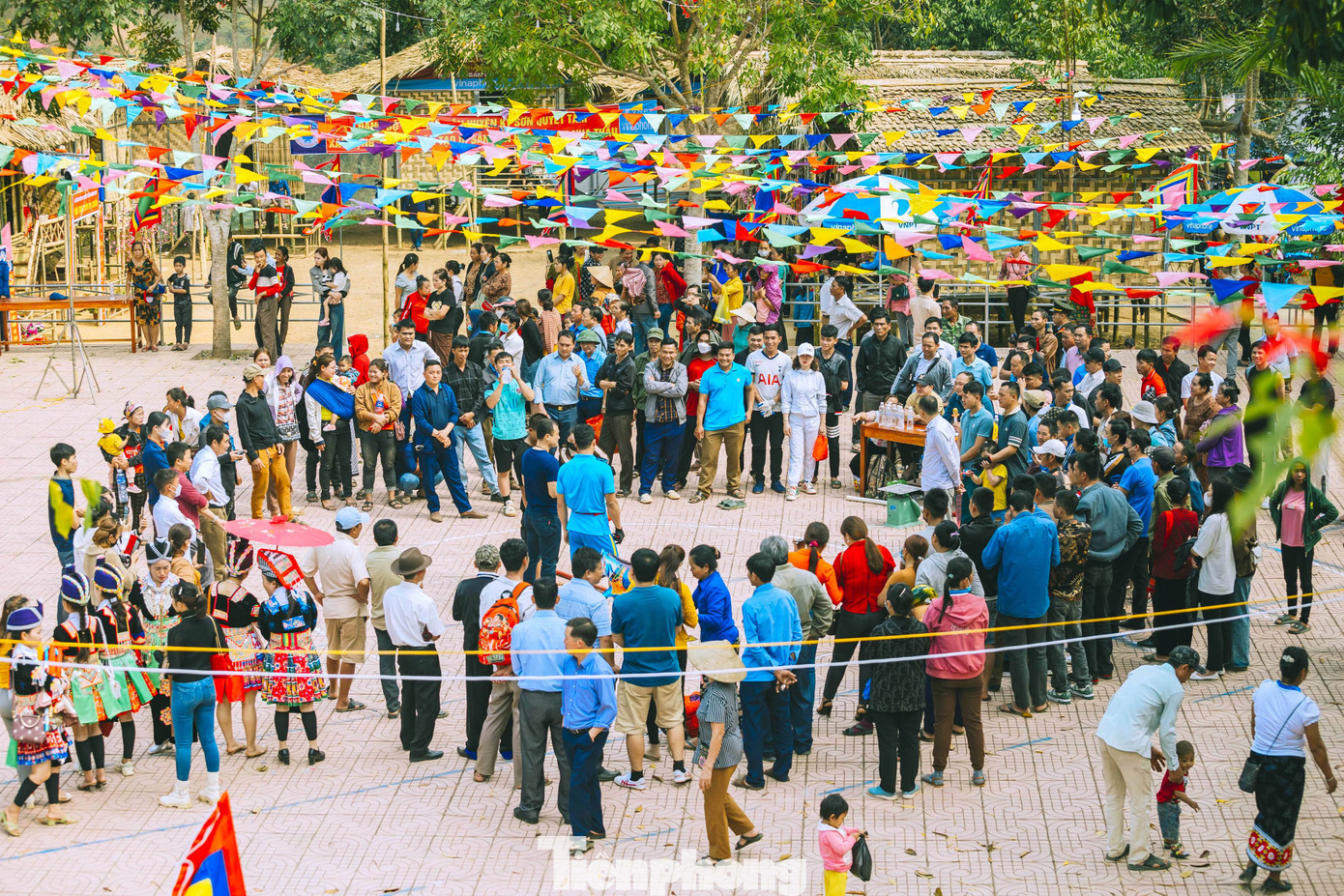 Đây là ngày hội lớn của bà con nhân dân huyện vùng cao Kỳ Sơn (Nghệ An). Lễ hội được tổ chức hàng năm thu hút hàng nghìn du khách trong và ngoài tỉnh về tham dự. (Ảnh: Rạng Đông). Đây là ngày hội lớn của bà con nhân dân huyện vùng cao Kỳ Sơn (Nghệ An). Lễ hội được tổ chức hàng năm thu hút hàng nghìn du khách trong và ngoài tỉnh về tham dự. (Ảnh: Rạng Đông).