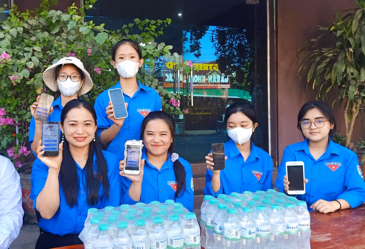 Các đoàn viên ở điểm thi THPT Anh Sơn 1 (huyện Anh Sơn) và đoàn viên huyện Yên Thành (Nghệ An). Các đoàn viên ở điểm thi THPT Anh Sơn 1 (huyện Anh Sơn) và đoàn viên huyện Yên Thành (Nghệ An).