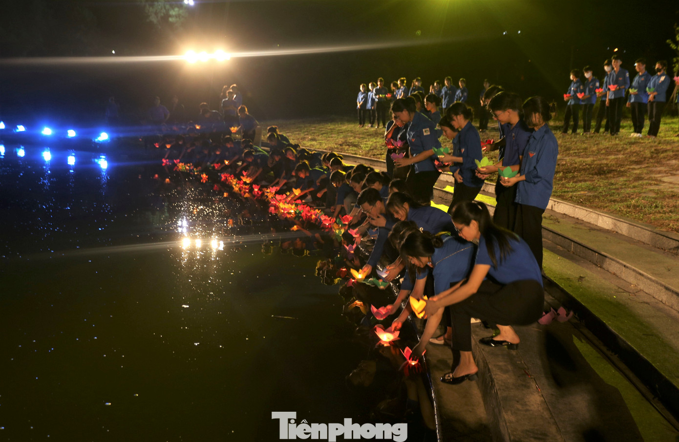 Tại hồ sinh thái cạnh Tượng đài Chiến thắng, thanh niên thả hoa đăng để tưởng nhớ những anh hùng đã ngã xuống vì độc lập dân tộc.