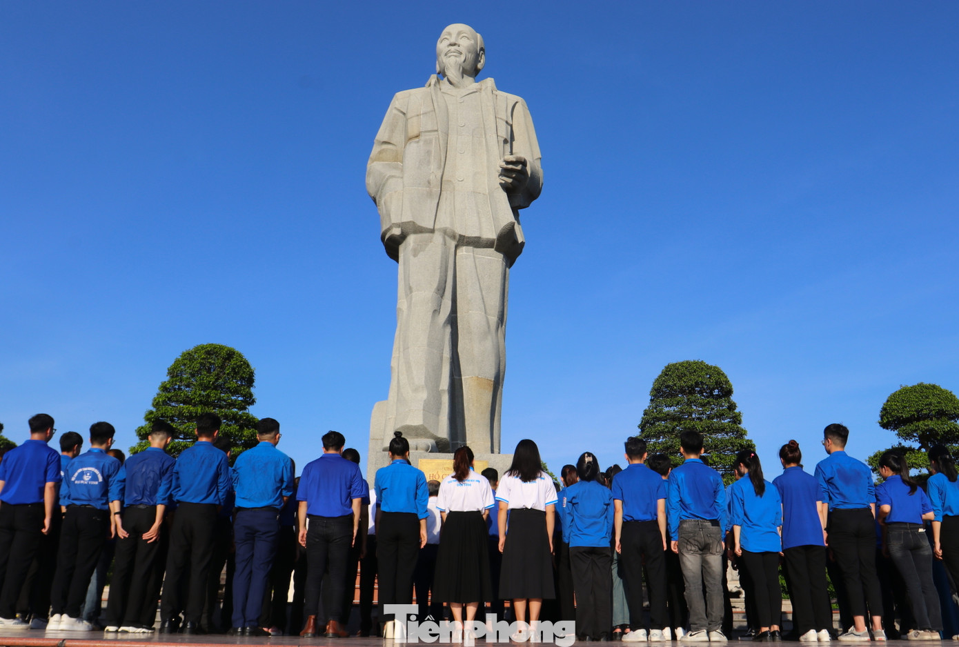 Các đại biểu, đội trưởng các đội sinh viên tình nguyện làm lễ báo công trước tượng đài Bác Hồ. Các đại biểu, đội trưởng các đội sinh viên tình nguyện làm lễ báo công trước tượng đài Bác Hồ.