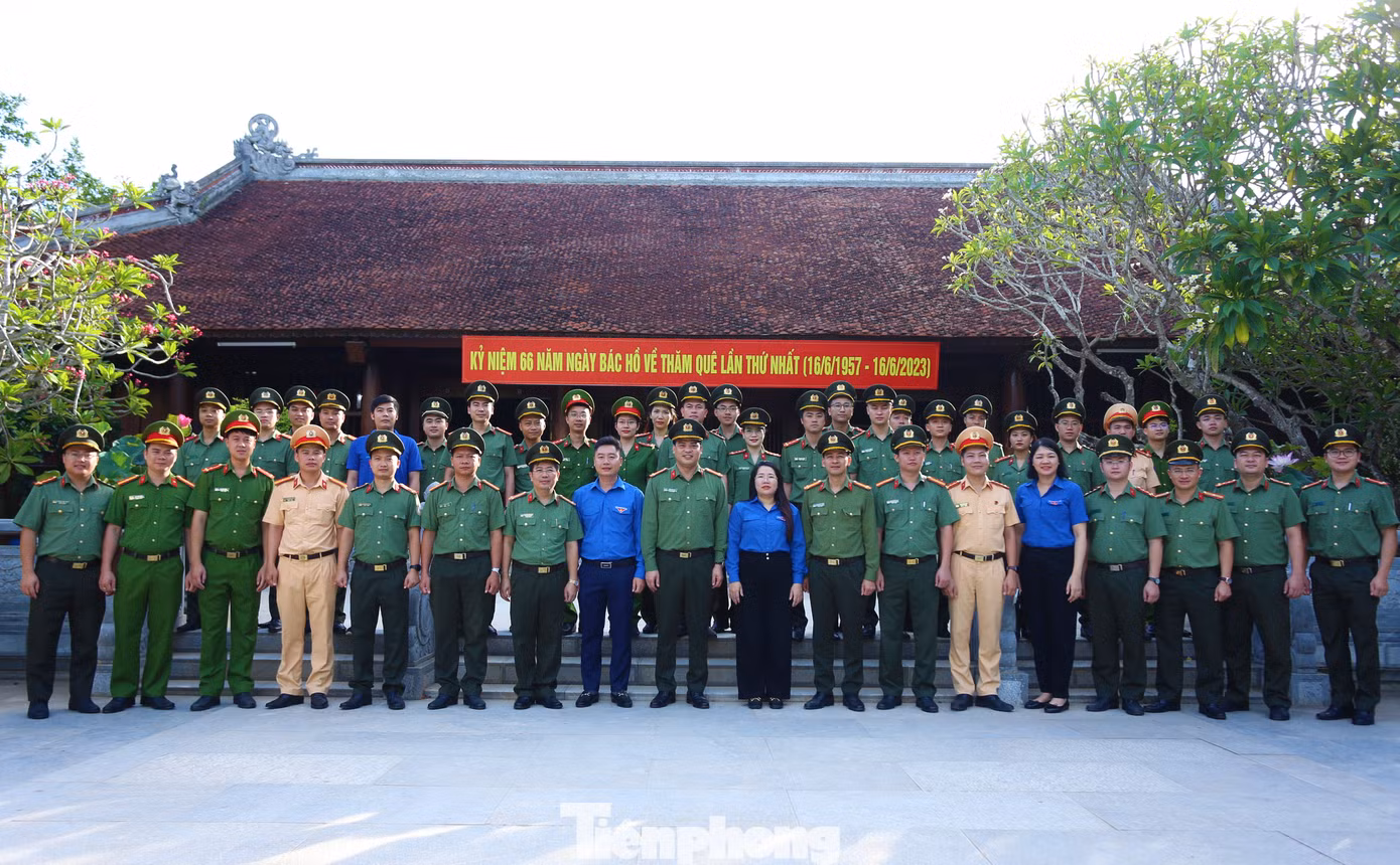 Tại đây, cán bộ Tỉnh Đoàn Nghệ An và cùng đoàn công tác của Ban Thanh niên CAND đã thăm nơi gắn liền ký ức thuở thiếu thời của Chủ tịch Hồ Chí Minh.