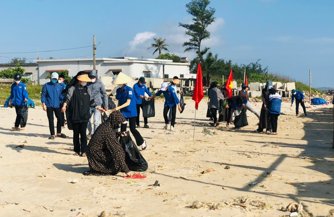Đoàn viên, thanh niên tích cực trong việc dọn dẹp bãi biển, đảm bảo môi trường, cuộc sống và hoạt động du lịch tại các bãi tắm.