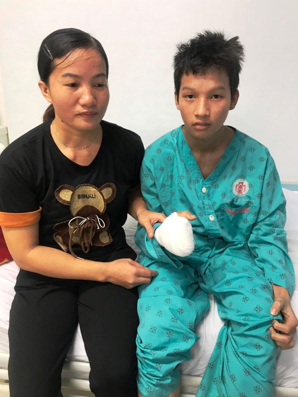 Đậu Đức Thông nhập viện, chị Hà phải bỏ việc ra Hà Nội chăm con trai Đậu Đức Thông nhập viện, chị Hà phải bỏ việc ra Hà Nội chăm con trai