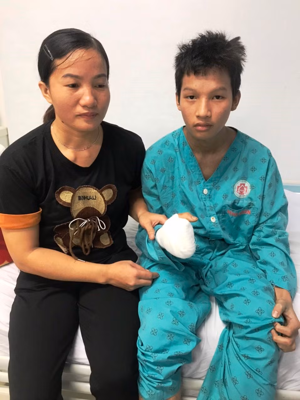 Đậu Đức Thông nhập viện, chị Hà phải bỏ việc ra Hà Nội chăm con trai