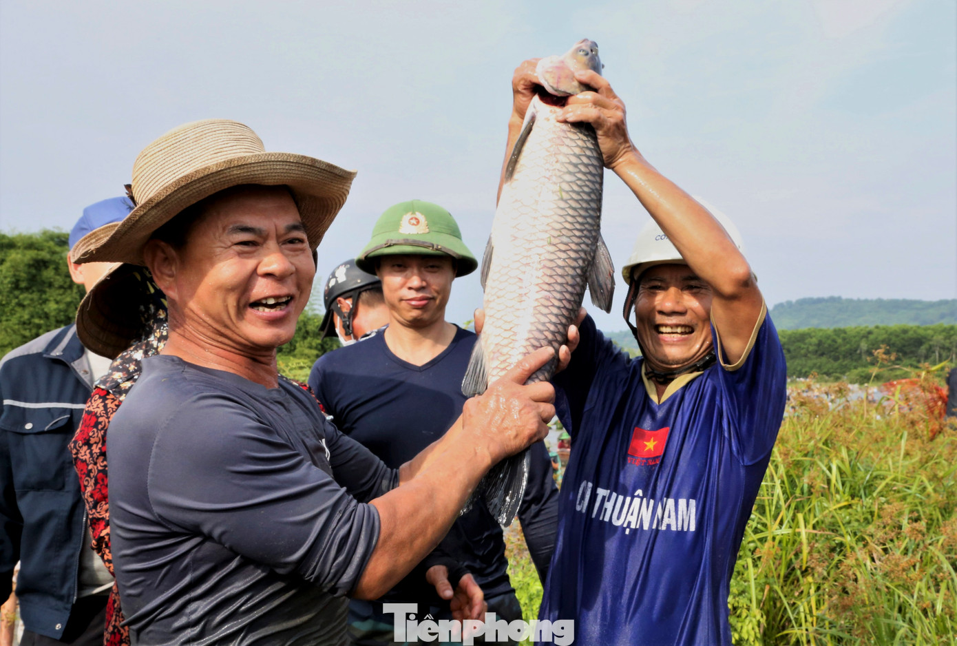 "Năm nào tôi cùng các cháu cũng đến đầm đánh cá. Đánh bắt cá không chỉ vui, giải trí sau mùa màng mà cá ở đây về nấu ăn còn rất ngon, ngọt", ông Bình (63 tuổi, trú xã Xuân Viên), nói.