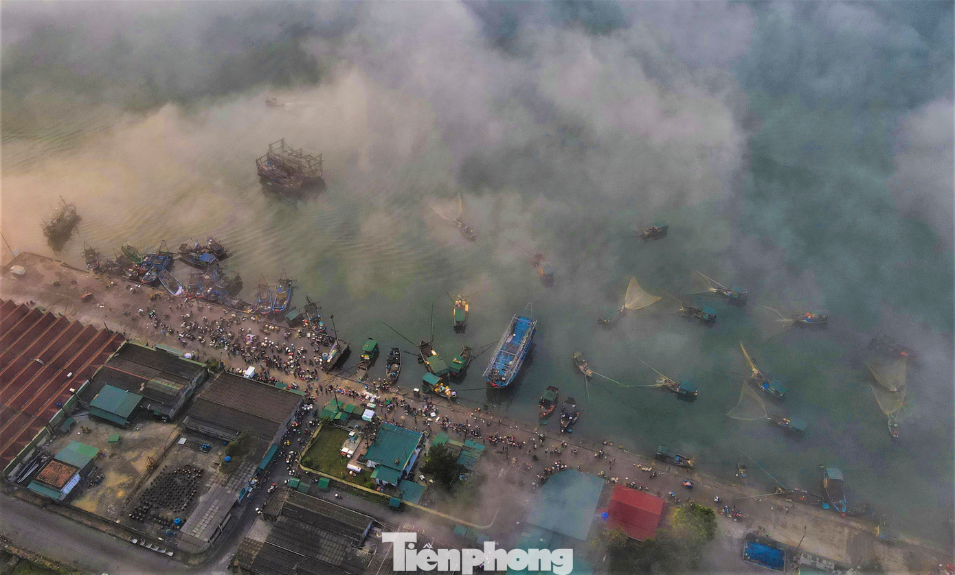 Đến khoảng 6h, dù bầu trời vẫn chìm trong sương sớm nhưng những tàu thuyền nhộn nhịp trở về chật kín sân cảng, song người mua thưa dần.