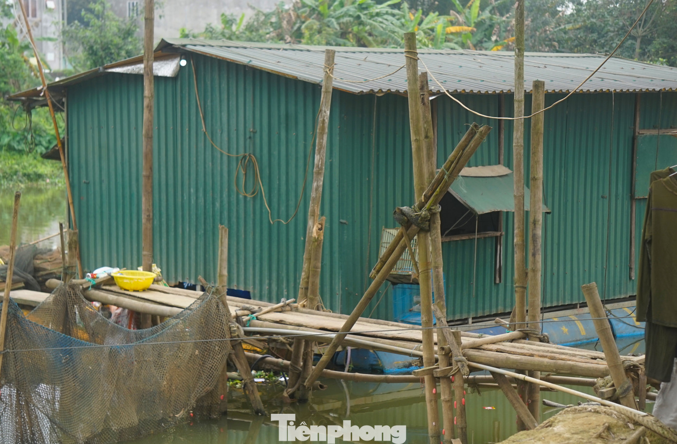 Một số dựng những chiếc nhà nổi trên sông để ở. Cuộc sống cũng bấp bênh như chính căn nhà của họ.
