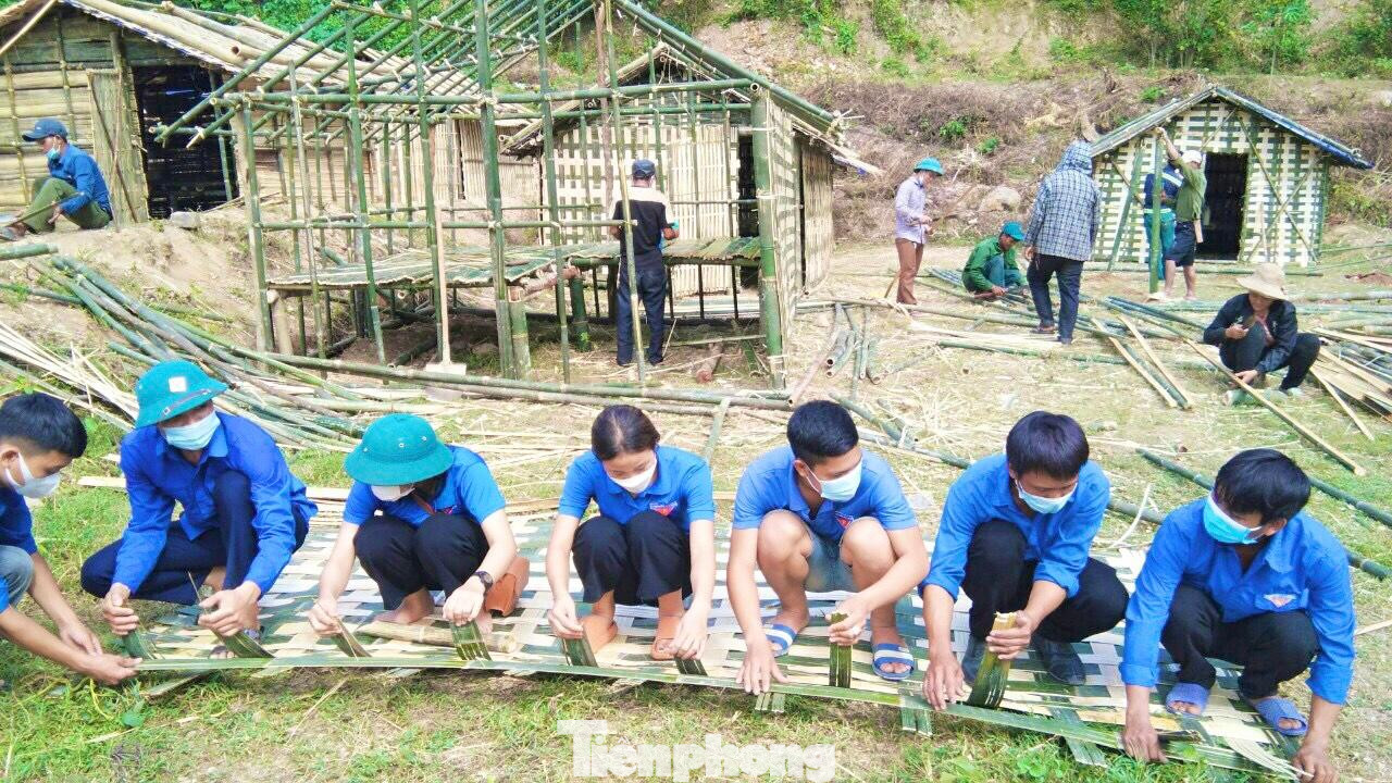 Mỗi người một việc, các công đoạn được thanh niên tình nguyện phối hợp nhịp nhàng. Những cây tre được chẻ ra và đan thành tấm phên che chắn trên và xung quanh nhà. Mỗi người một việc, các công đoạn được thanh niên tình nguyện phối hợp nhịp nhàng. Những cây tre được chẻ ra và đan thành tấm phên che chắn trên và xung quanh nhà.