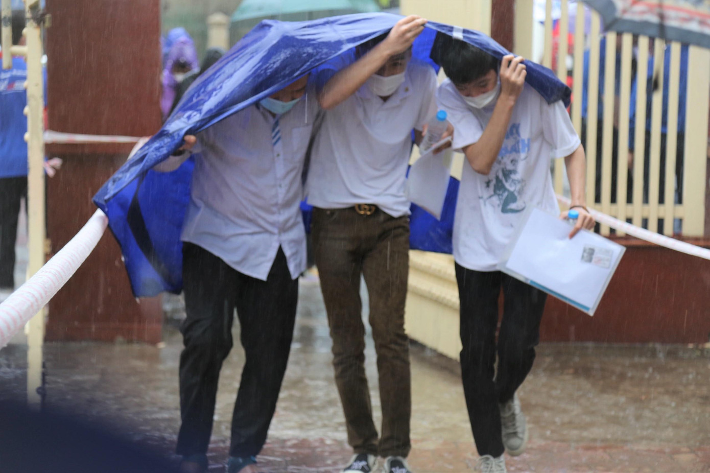 Sáng sớm 7/7, địa bàn Nghệ An có mưa đã ảnh hưởng không nhỏ tới việc di chuyển của các thí sinh tới điểm thi.