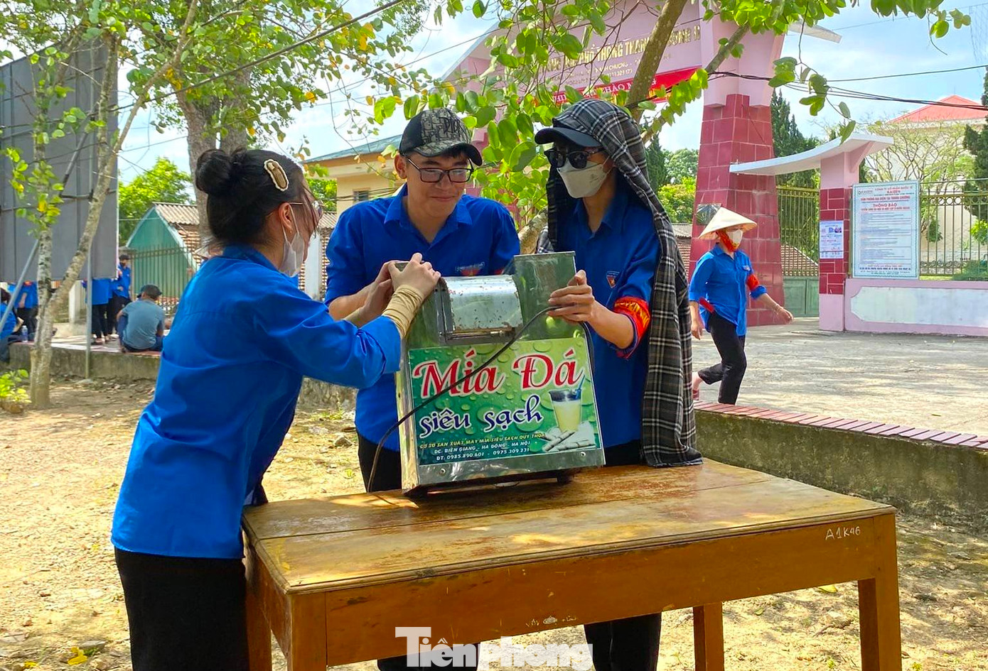 Được biết, một nhà hảo tâm cùng với cửa hàng điện thoại Ngọc Luân đã tặng 8 tạ mía để phục vụ ép nước cho thí sinh. Riêng máy ép được một số cơ sở cho mượn. Các đoàn viên tình nguyện mang về đặt để tiến hành ép nước phục vụ thí sinh.