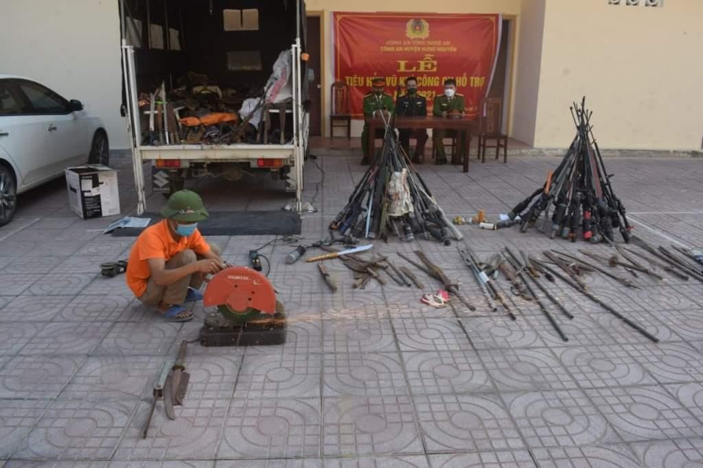 Số lượng vũ khí tự chế mà cơ quan chức năng thu giữ. Số lượng vũ khí tự chế mà cơ quan chức năng thu giữ.