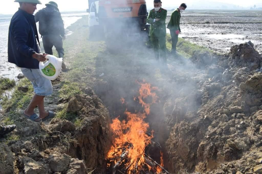 Lực lượng chức năng tiêu hủy vũ khí tự chế. Lực lượng chức năng tiêu hủy vũ khí tự chế.