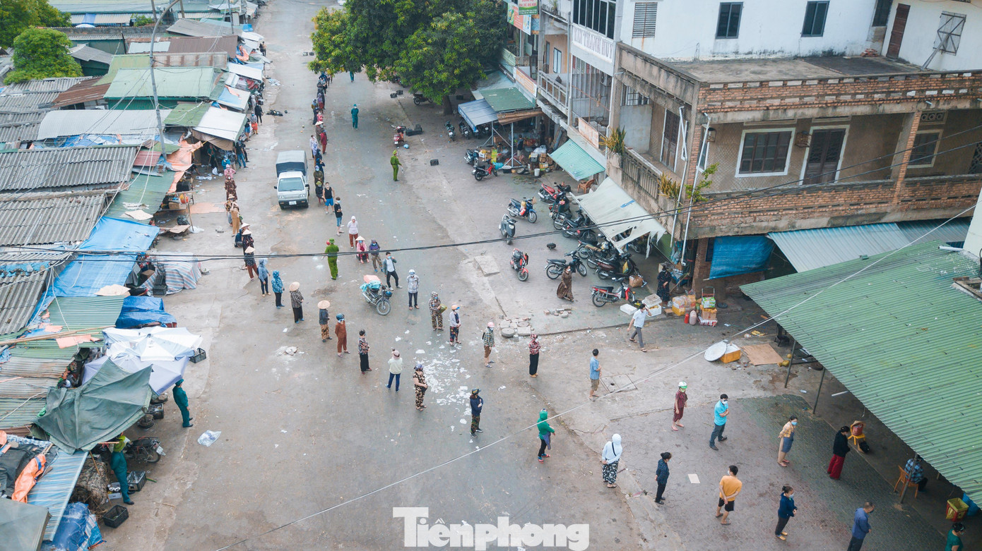Toàn bộ người dân, tiểu thương trong khu vực chợ đầu mối được ngành y tế lấy mẫu xét nghiệm. Toàn bộ người dân, tiểu thương trong khu vực chợ đầu mối được ngành y tế lấy mẫu xét nghiệm.