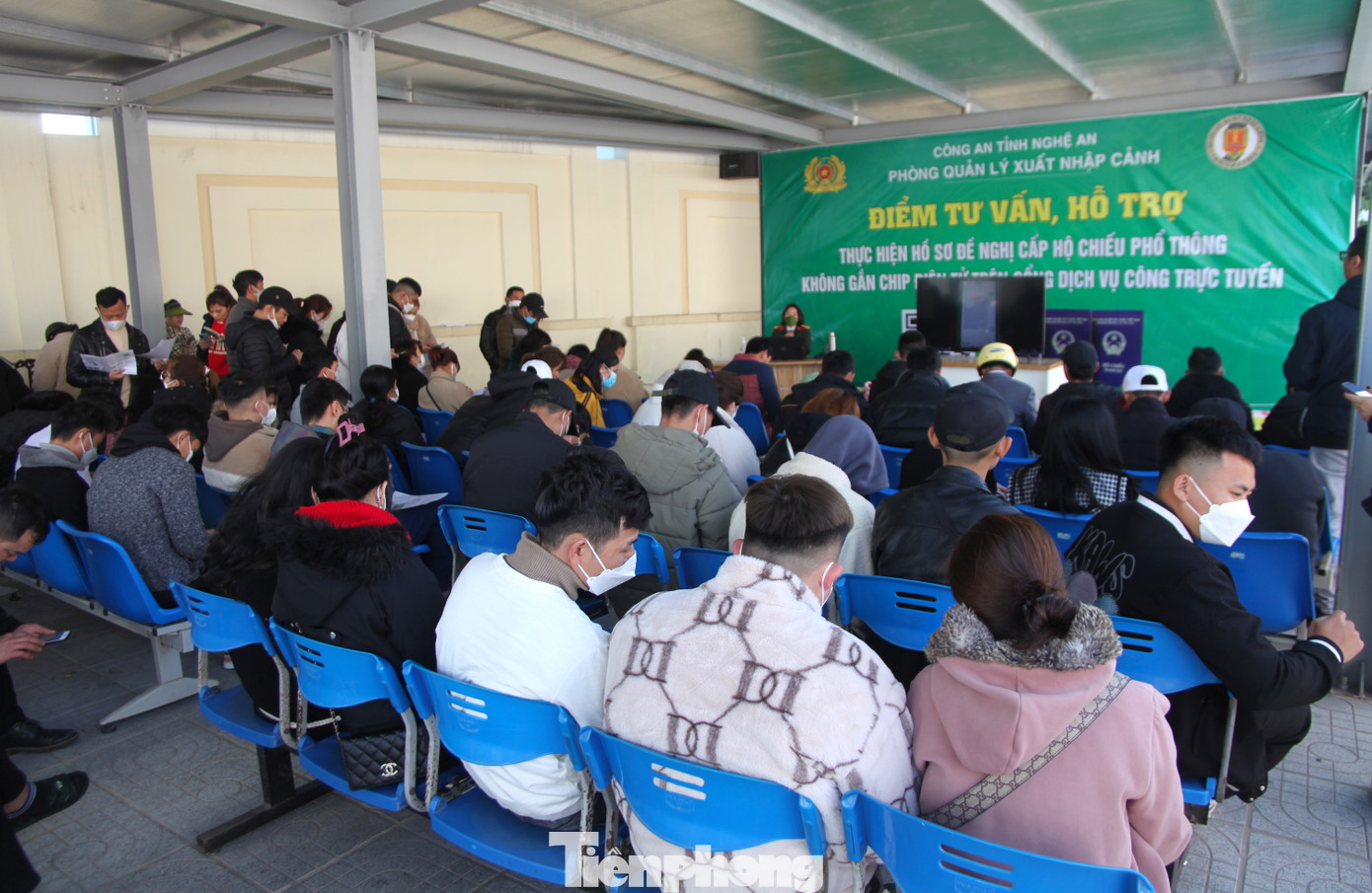 Mặc dù việc cấp đổi hộ chiếu được thực hiện online, người dân có thể làm hộ chiếu ở bất cứ nơi đâu. Tuy nhiên, thực tế nhiều người không nắm hết các bước nên không thể hoàn thiện được thủ tục cấp hộ chiếu và phải đến để nhờ các cán bộ chiến sỹ tại Phòng Quản lý Xuất nhập Cảnh Công an tỉnh Nghệ An hỗ trợ, hướng dẫn.