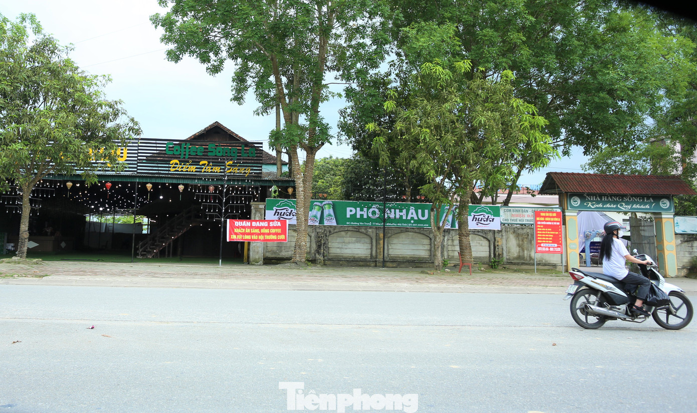 Doanh nghiệp kinh doanh quán nhậu, cà phê và một số văn phòng trên khu đất thuê của Huyện ủy Đức Thọ. Doanh nghiệp kinh doanh quán nhậu, cà phê và một số văn phòng trên khu đất thuê của Huyện ủy Đức Thọ.