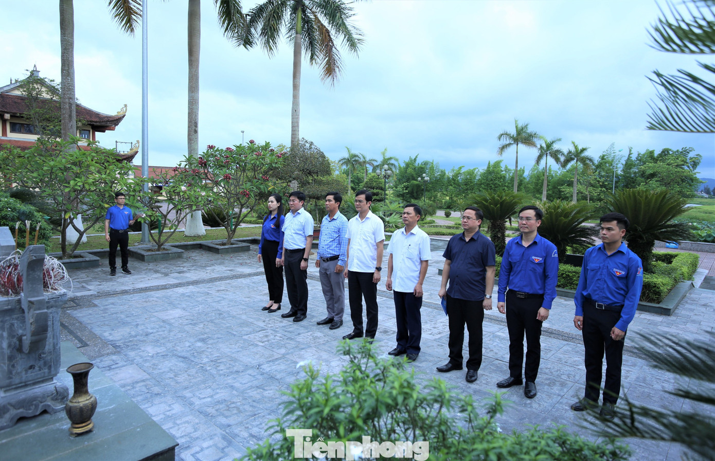 Cùng ngày, Đoàn công tác đã đến dâng hoa, dâng hương tại Khu tưởng niệm anh hùng, liệt sỹ Lý Tự Trọng.