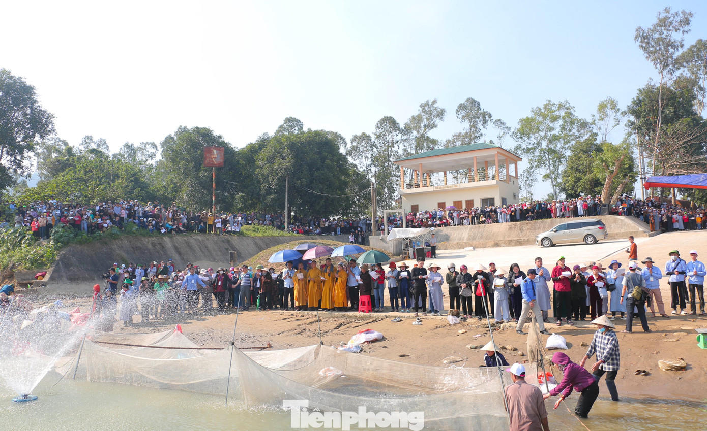 Chiều 1/2, chùa Viên Quang phối hợp cùng chính quyền địa phương và hàng nghìn chư tăng, phật tử, người dân tổ chức lễ phóng sinh cá xuống dòng sông Lam.
