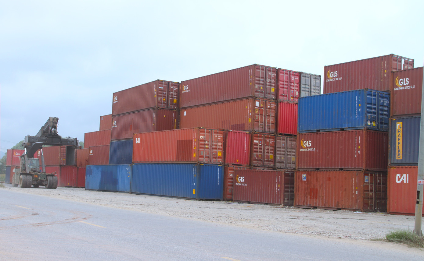 Theo tìm hiểu từ phía cơ quan quản lý đường bộ được biết, hành lang an toàn giao thông trên tỉnh lộ 536 dài 16m tính từ mép đường vào trong. Tuy nhiên, nhiều thời điểm các thùng container được doanh nghiệp xếp chồng lên nhau cao hàng chục mét, đặt sát ngay bên lề đường.