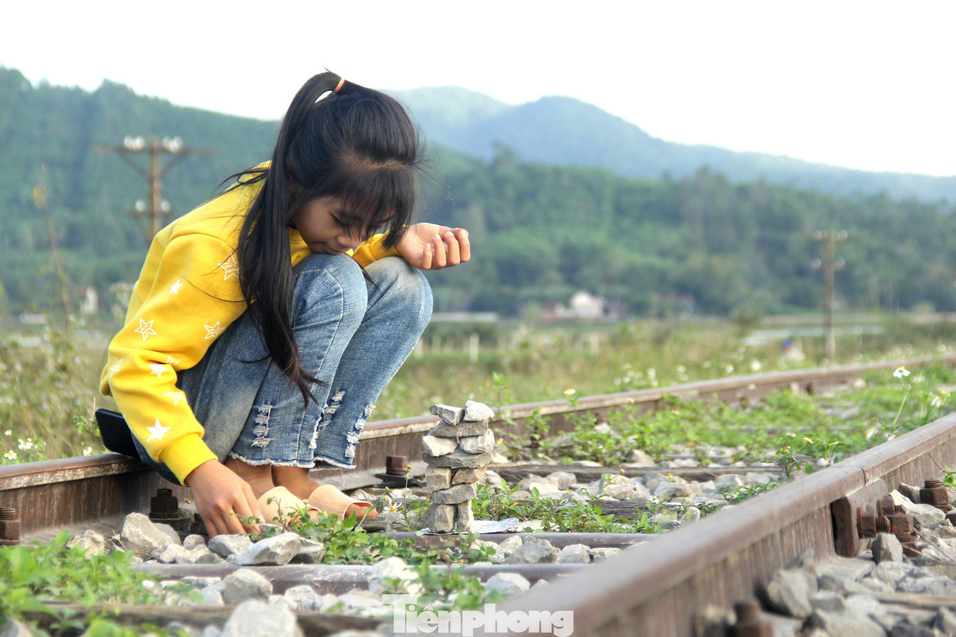 Trẻ em thoải mái chơi đùa trên đường ray. Trẻ em thoải mái chơi đùa trên đường ray.