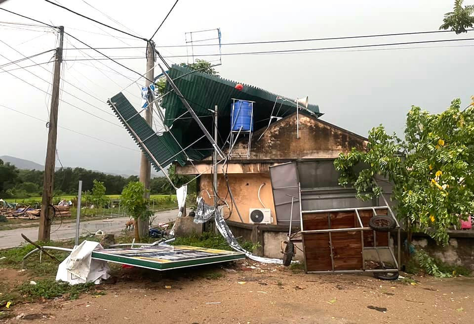 Khoảng 16h hôm nay (7/5), tại thị trấn Tân Lạc (huyện Quỳ Châu, Nghệ An) và một số khu vực bất ngờ xuất hiện giông lốc lớn. Đây là cơn giông lốc kèm mưa lớn đầu tiên sau những ngày dài nắng nóng đỉnh điểm.