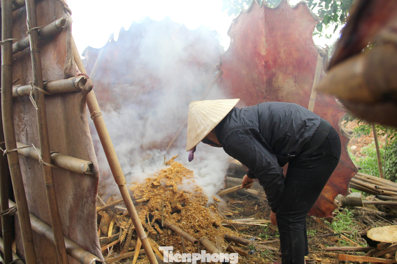 Mùa này mưa nhiều, hiếm khi có mặt trời xuất hiện nên da bò được các cơ sở làm trống hong khô bằng than.