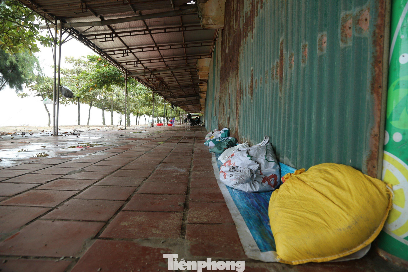 Những bao cát được tiểu thương dùng để che chắn trước cửa ki ốt.