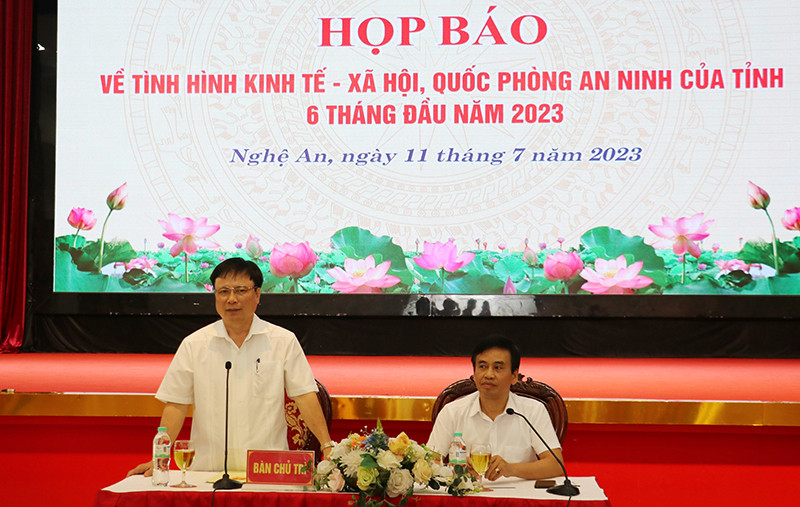 Ban chủ trì buổi họp báo. Ban chủ trì buổi họp báo.