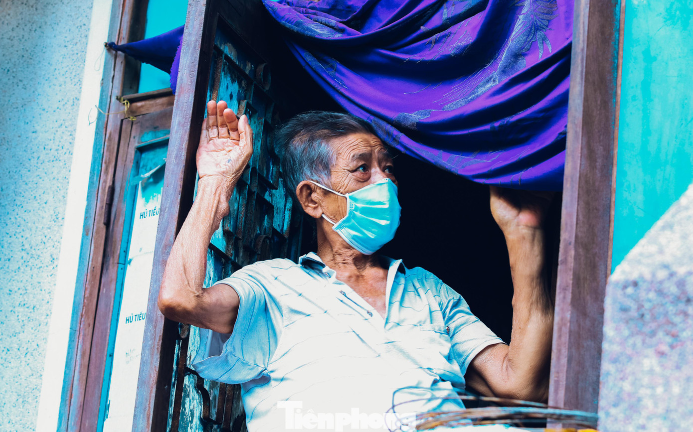 Những ngày toàn thành phố Vinh thực hiện chỉ thị 16, bà Khải ở nhà, hai vợ chồng sống nhờ vào những bữa cơm từ thiện. Bữa đói, bữa no, ông bà nương tựa nhau sống qua ngày.