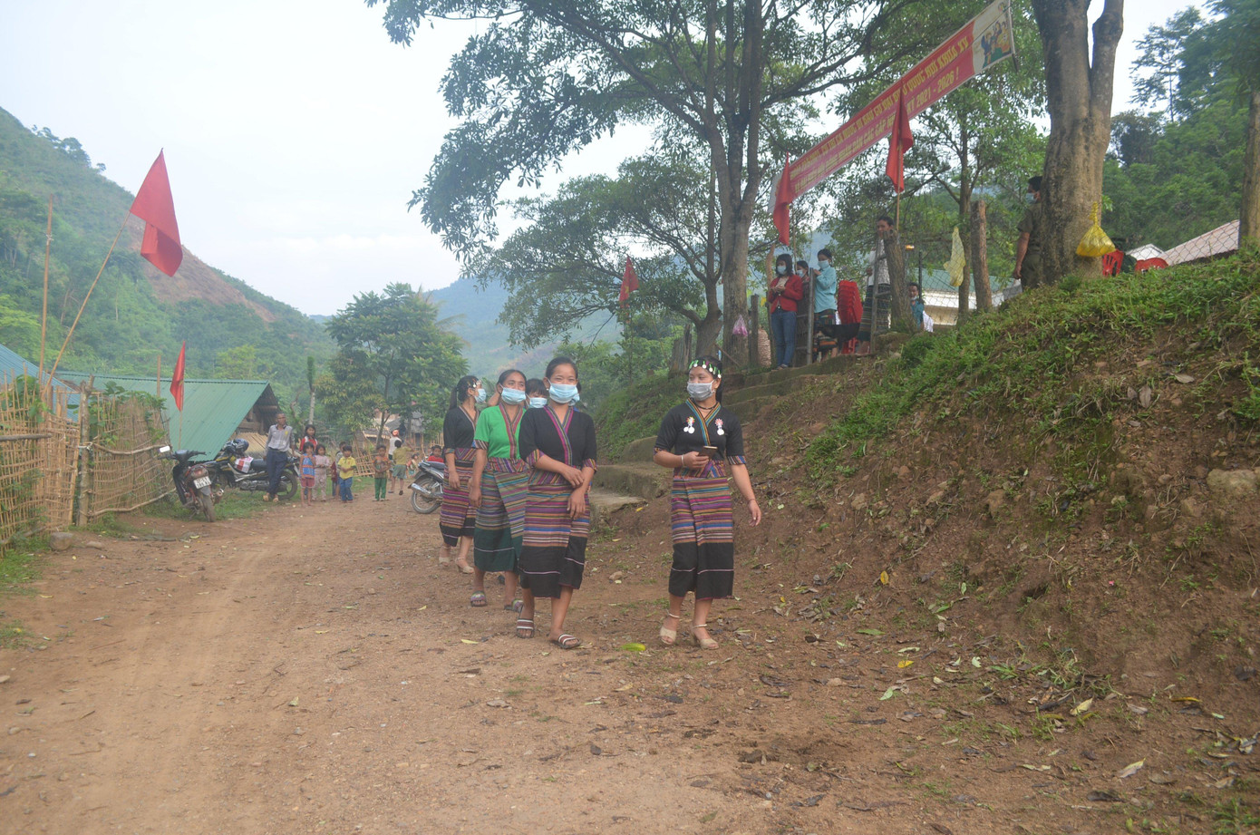 Từ sáng sớm, cử tri xã Bắc Lý, Mỹ Lý, huyện Kỳ Sơn (Nghệ An) đã từ các bản, làng đổ về Trung tâm xã để thực hiện quyền công dân của mình.